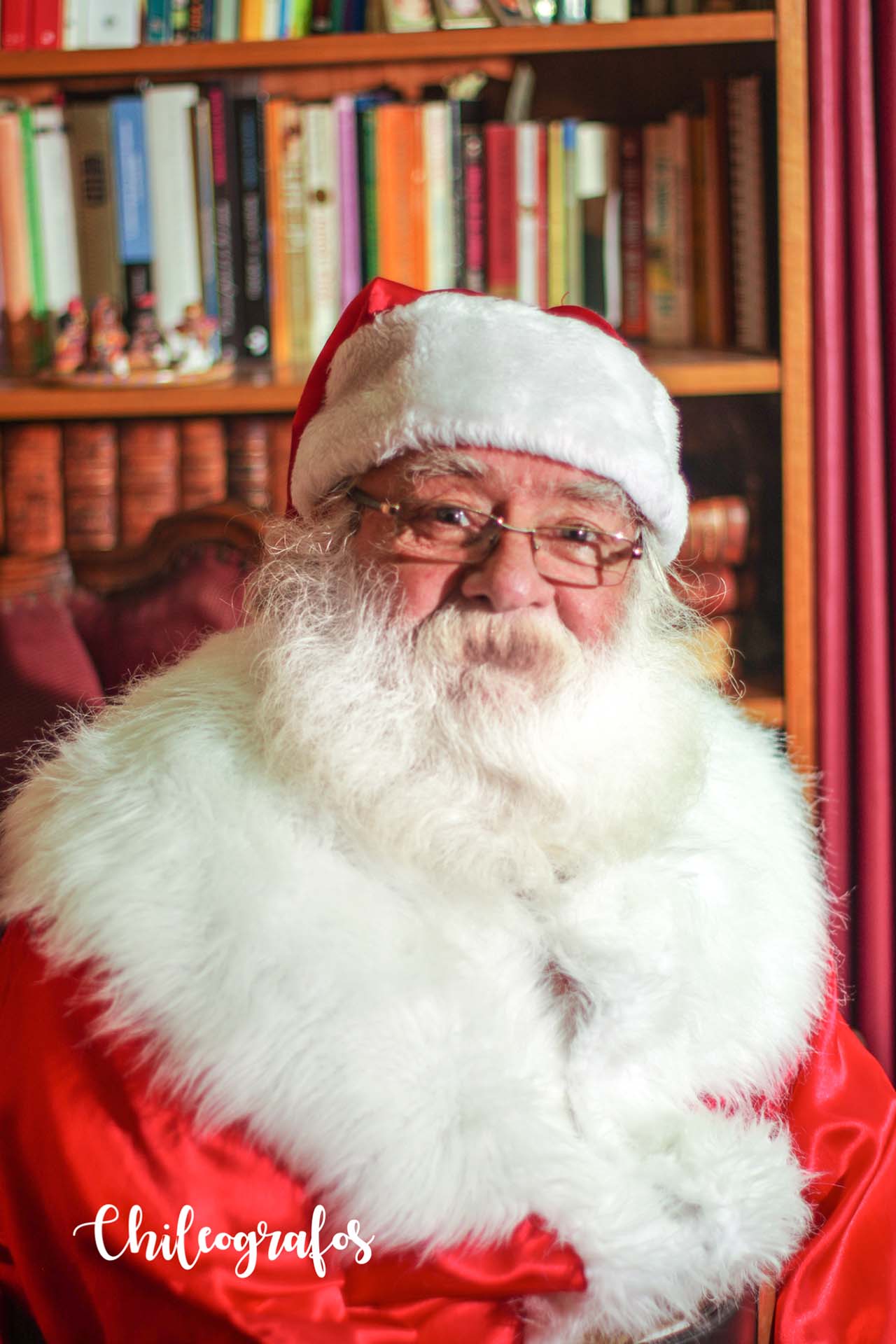 Viejito Pascuero entregando regalo